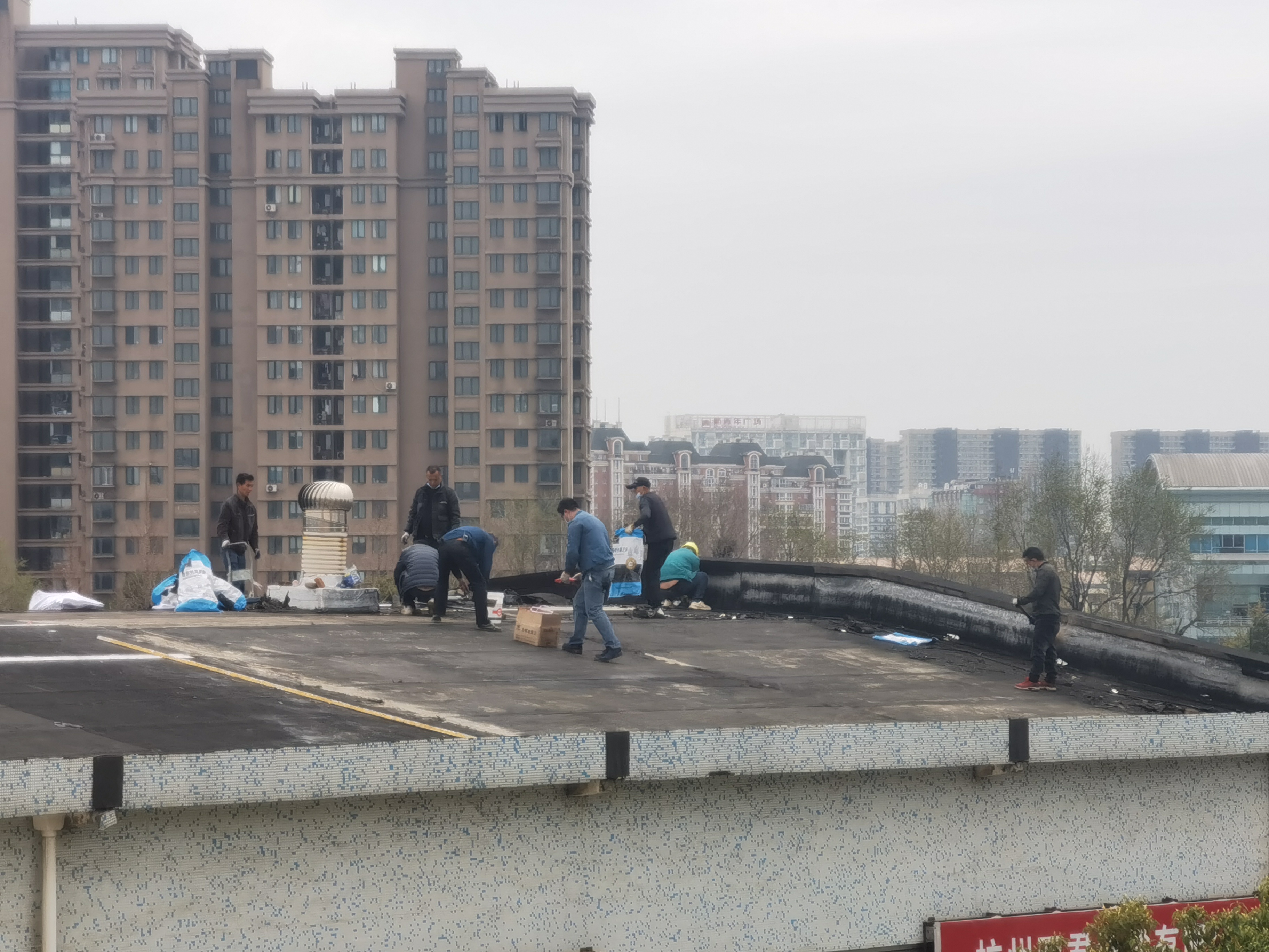 88858cc永利官网市场屋顶防水维修举行中