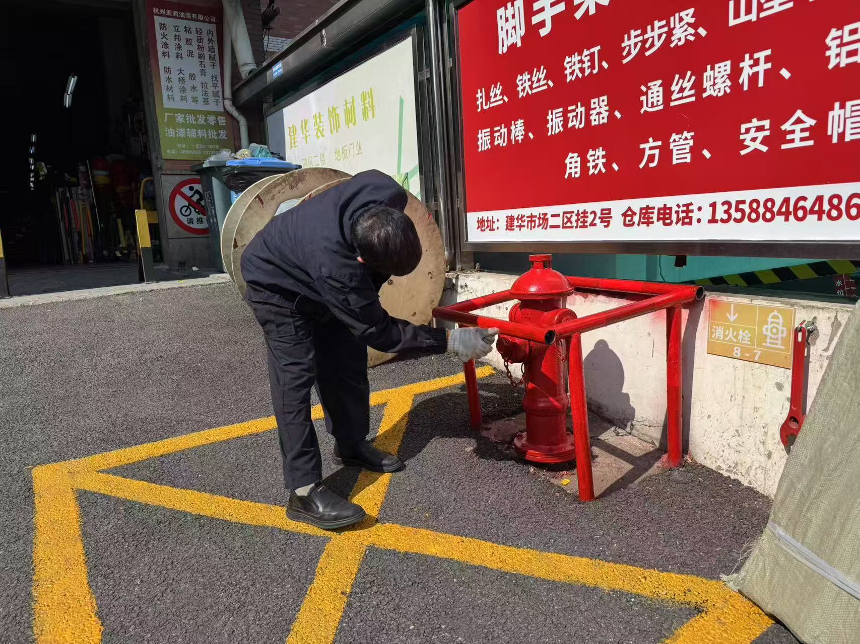 88858cc永利官网市场为户外消防设施做“脱衣体检”——清静防护不松开