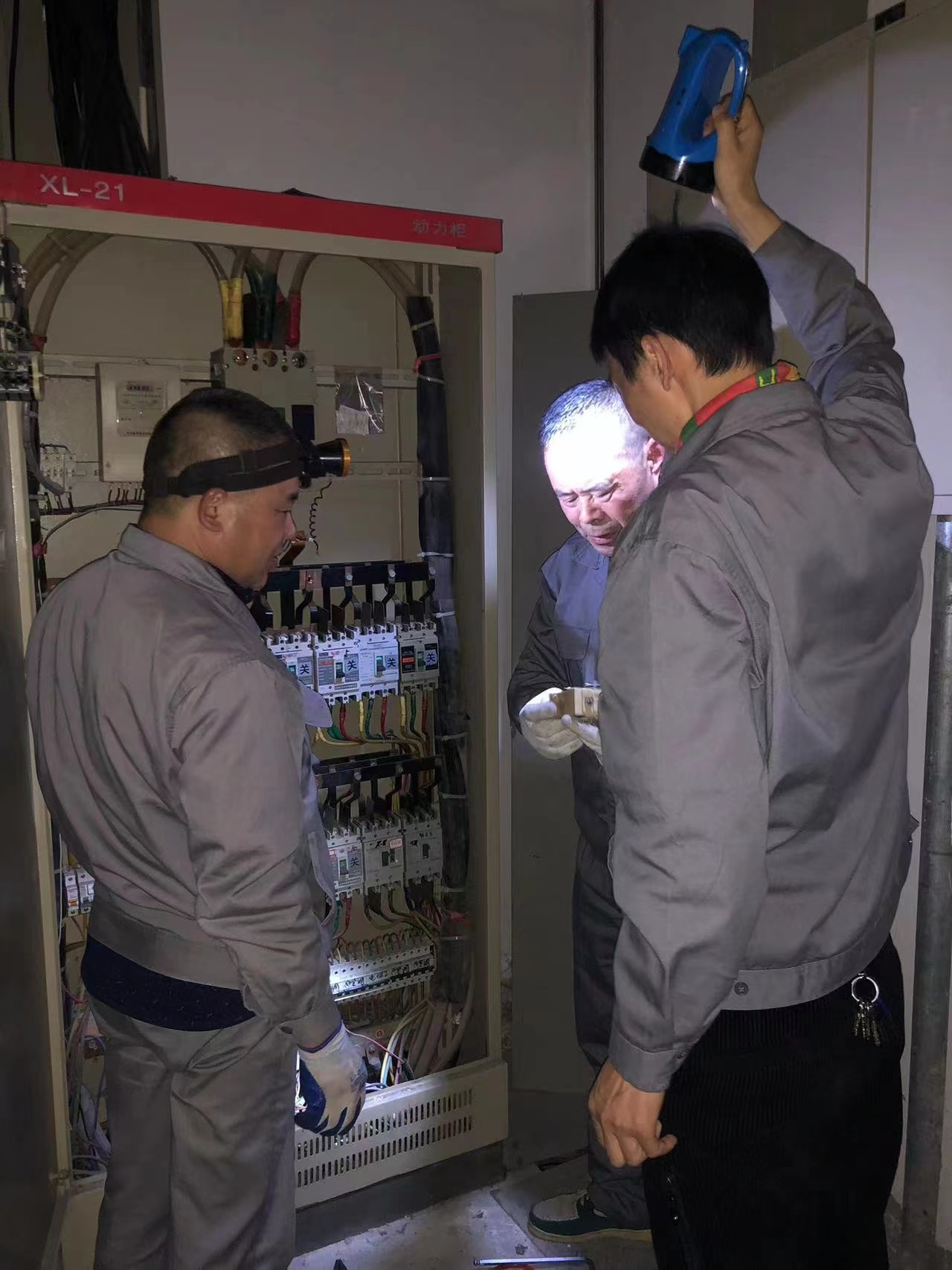  包管商城清静用电 高效完成电流互感器的替换
