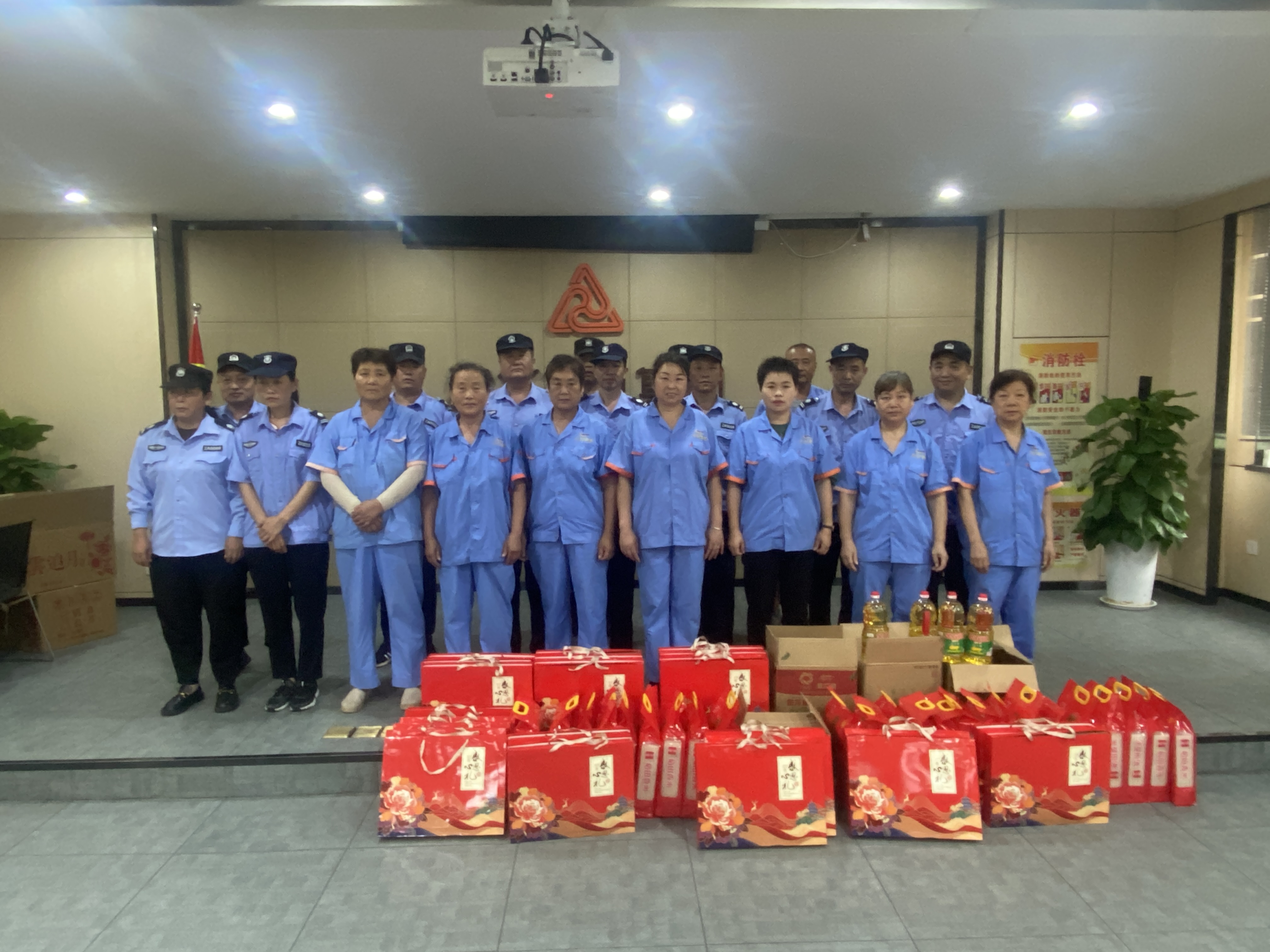 “浓情中秋节，慰问暖人心”——88858cc永利官网文创集团工会开展一线职工慰问运动