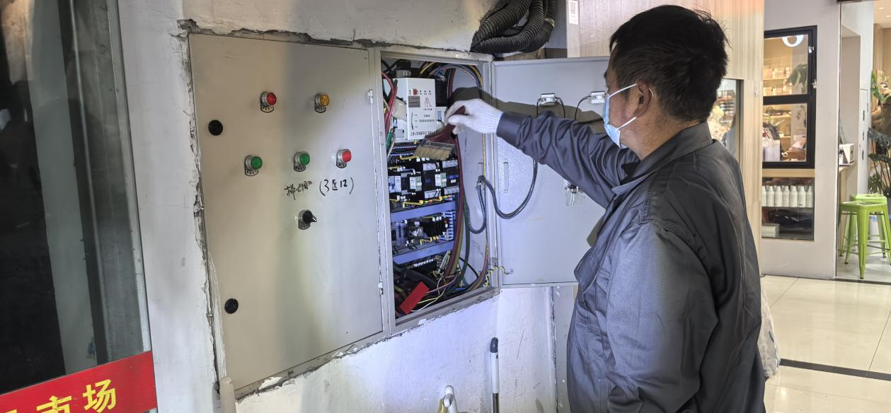 钱江商城排烟风机控制柜维护完成，清静包管再升级