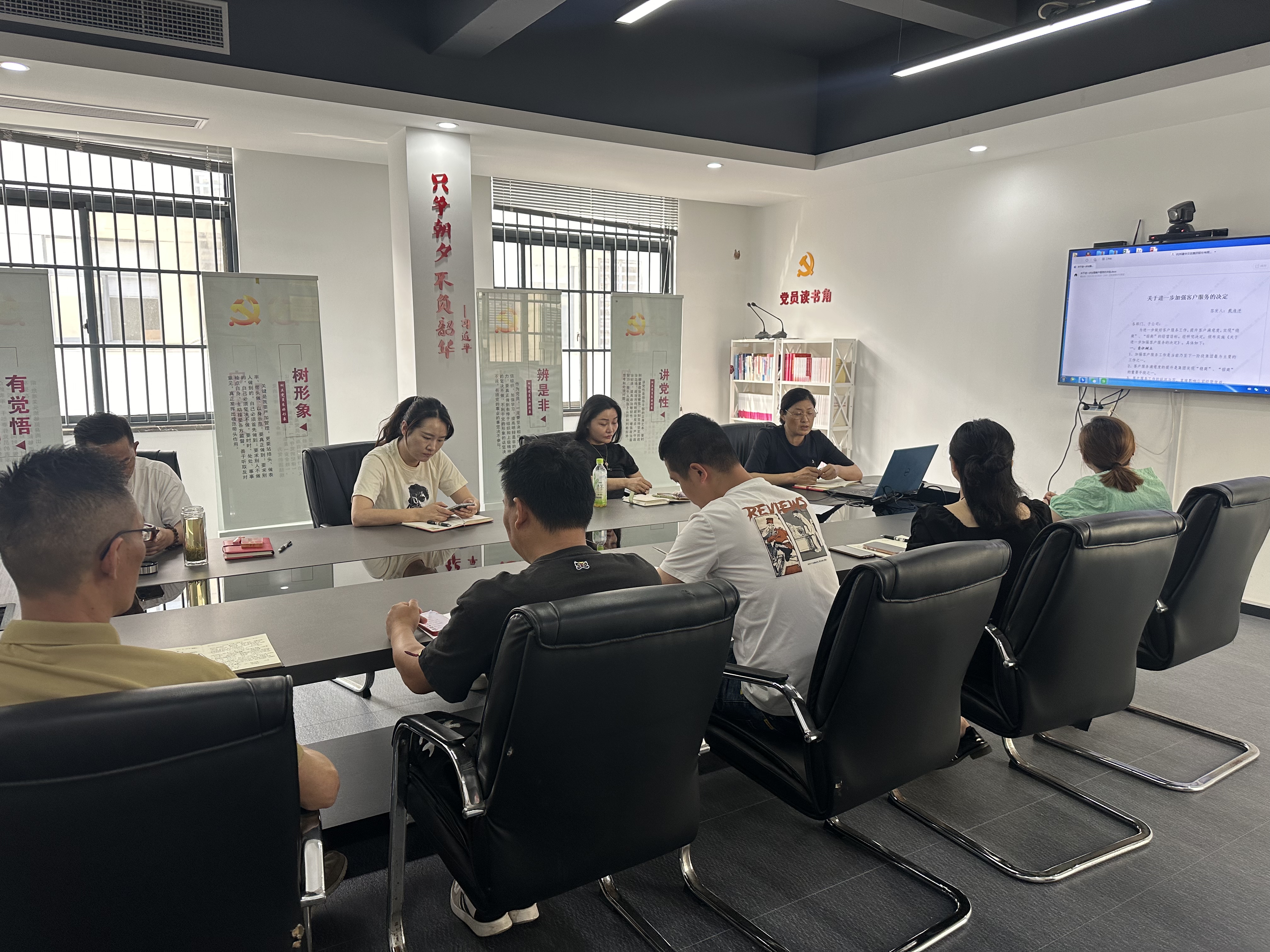 驻足效劳重细节，擦亮效劳“金招牌” ——88858cc永利官网文创集团开展《关于进一步增强客户效劳的决议》相关学习