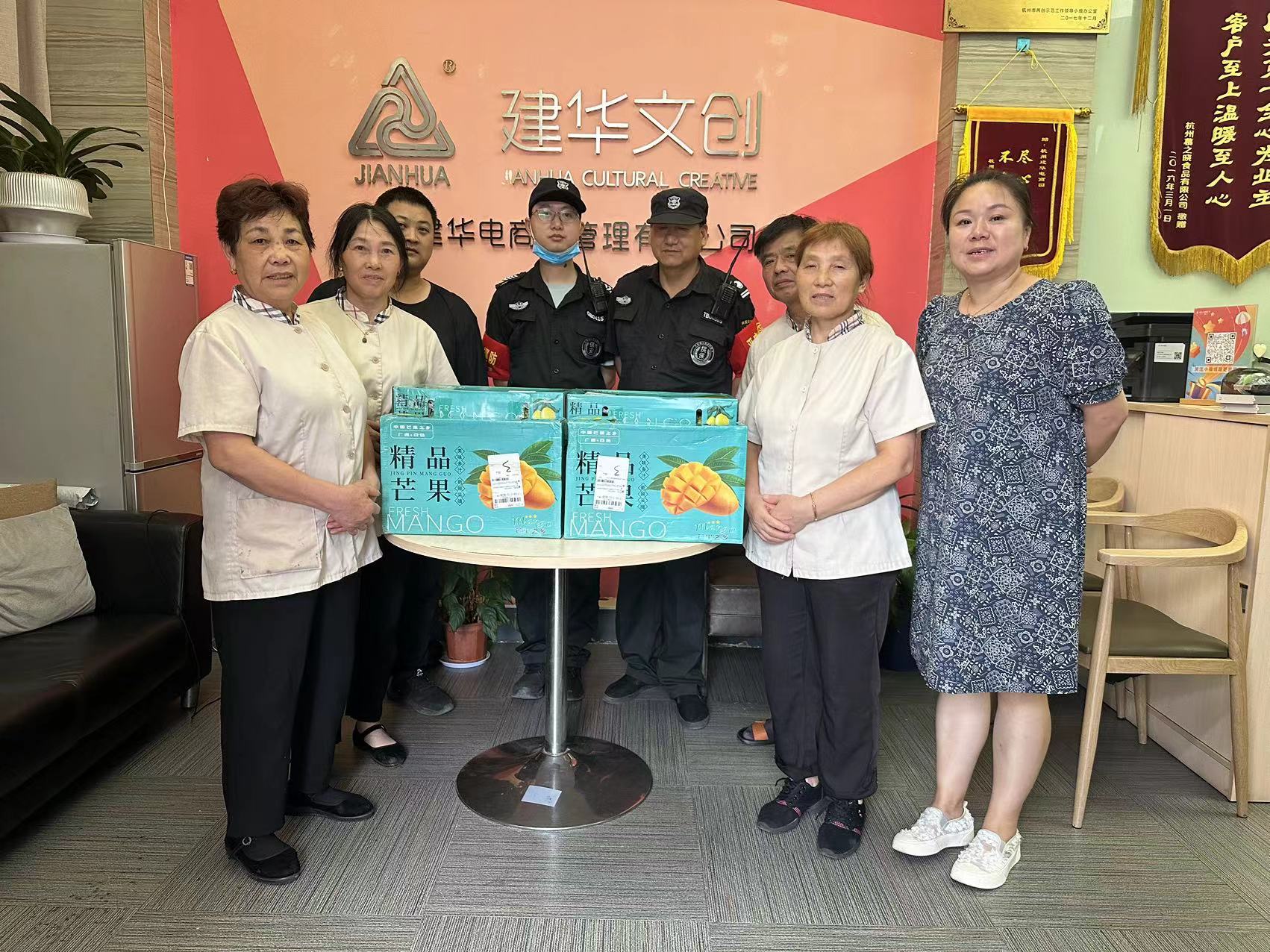 88858cc永利官网文创集团工会开展“夏日送清凉”慰问运动