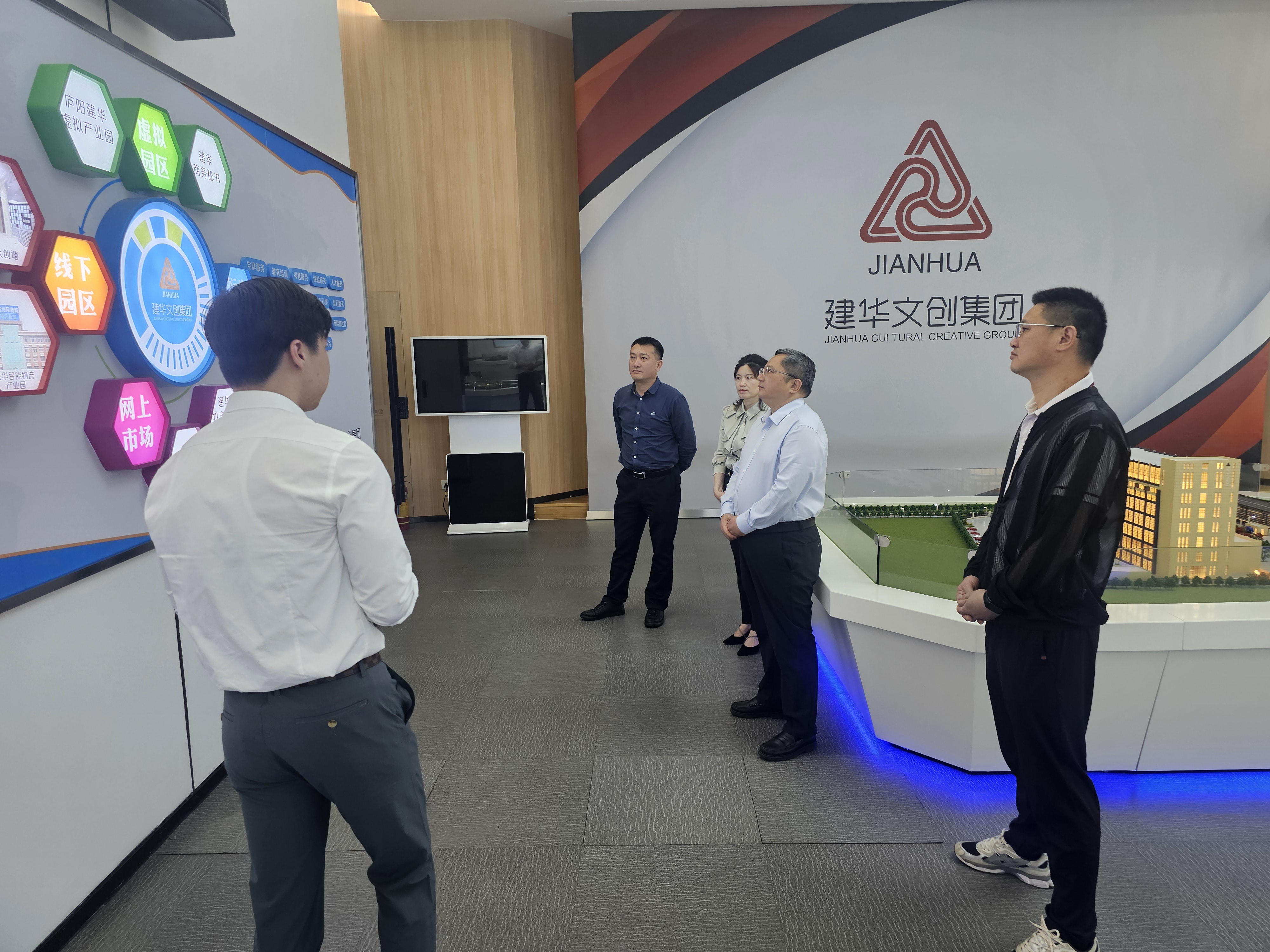 贵溪市人民政府市长、经开区书记潘磊一行莅临88858cc永利官网文创集团考察调研