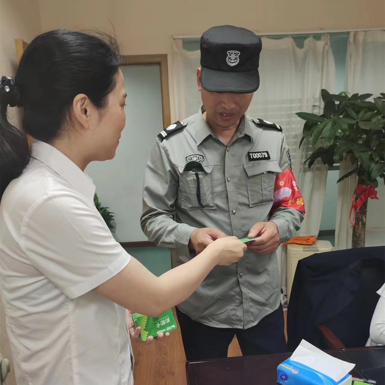 88858cc永利官网市场工会为全体职工发放端午慰问品