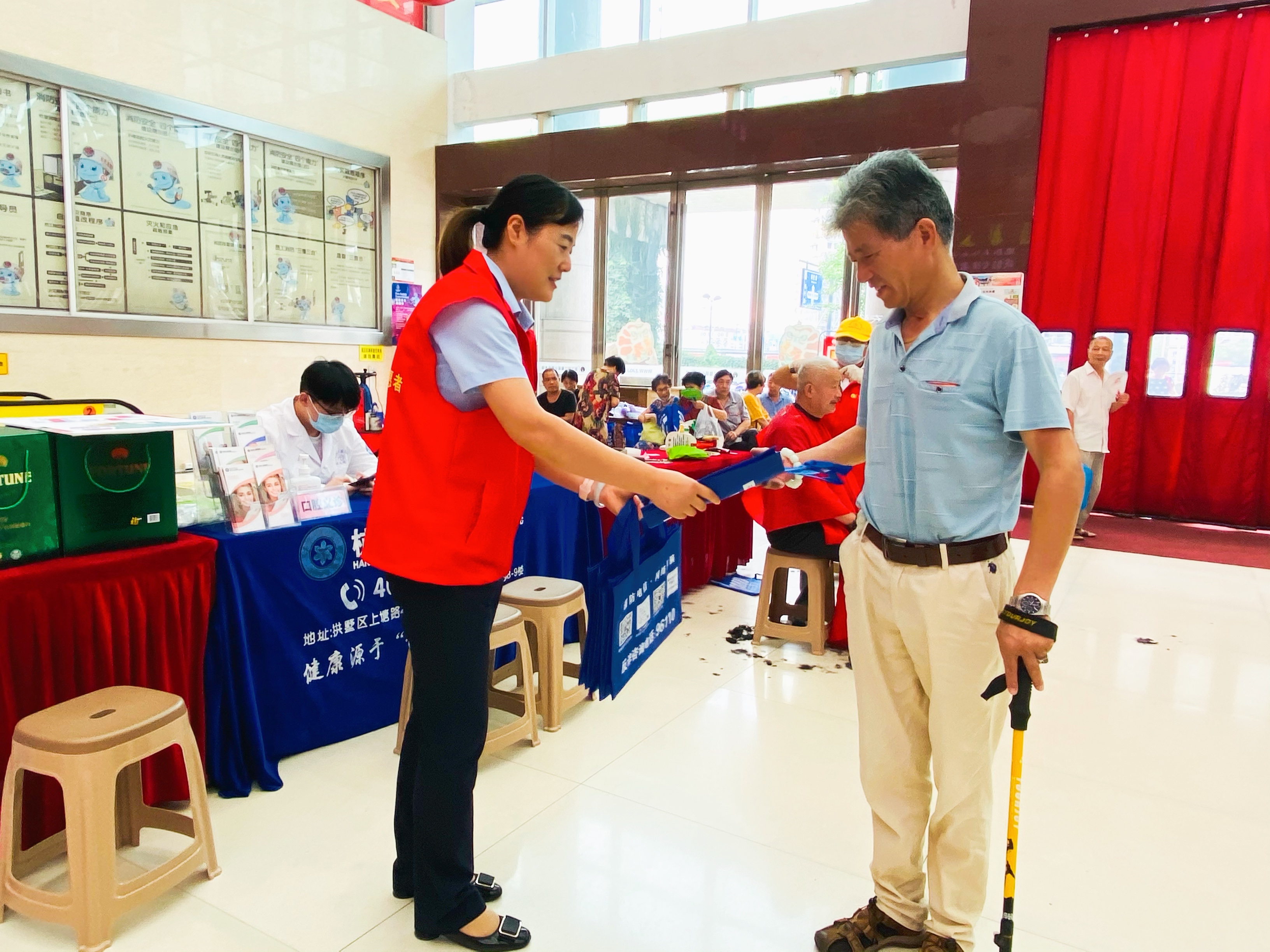 钱江商城联合大关派出所开展防诈骗宣传运动