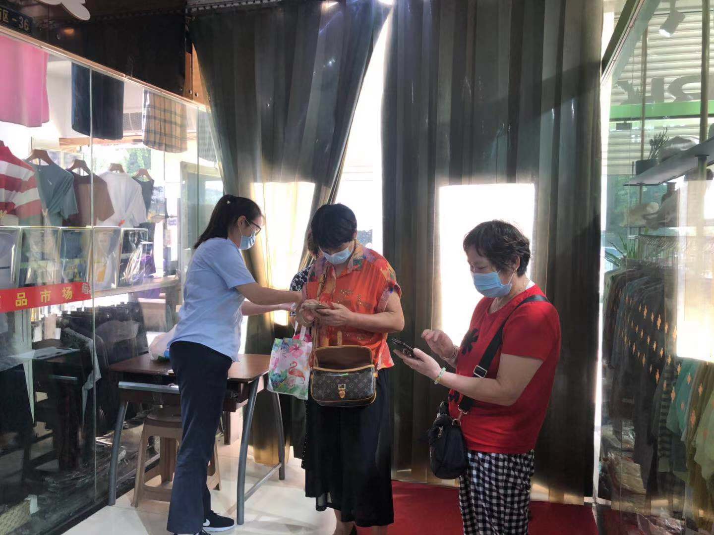 疫情防控不松开 人性化治理有温度