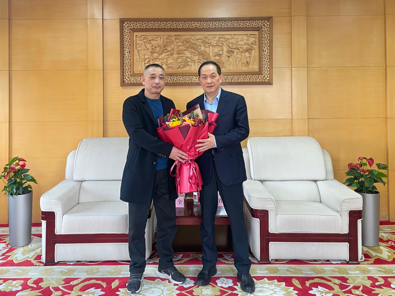 王守全主任慰问省级劳模许荣根——区总工会向导赴浙江88858cc永利官网集团开展新春走访慰问运动