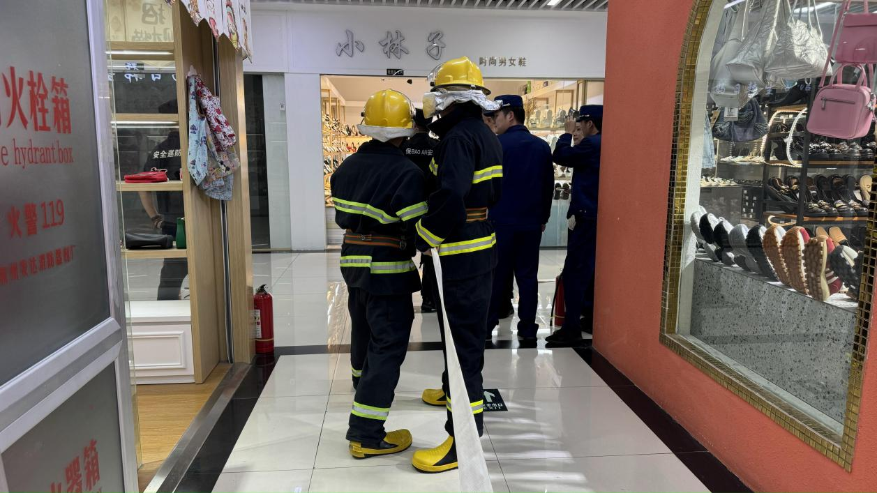 以演促防，钱江商城联合水晶城开展微型消防站拉练
