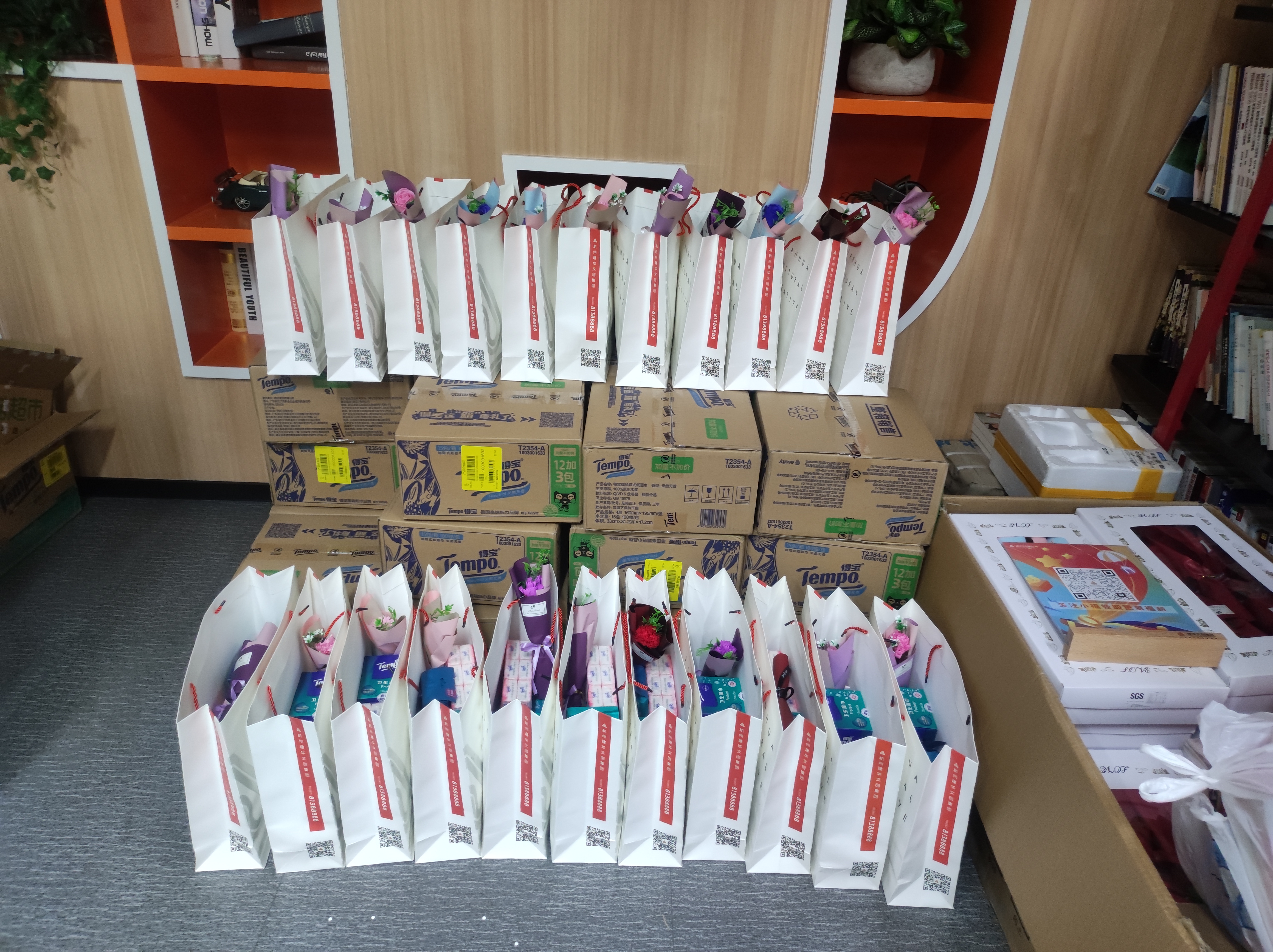 “芝兰细腻至，伊人踏香来”——-88858cc永利官网文创集团工会开展女神节慰问运动