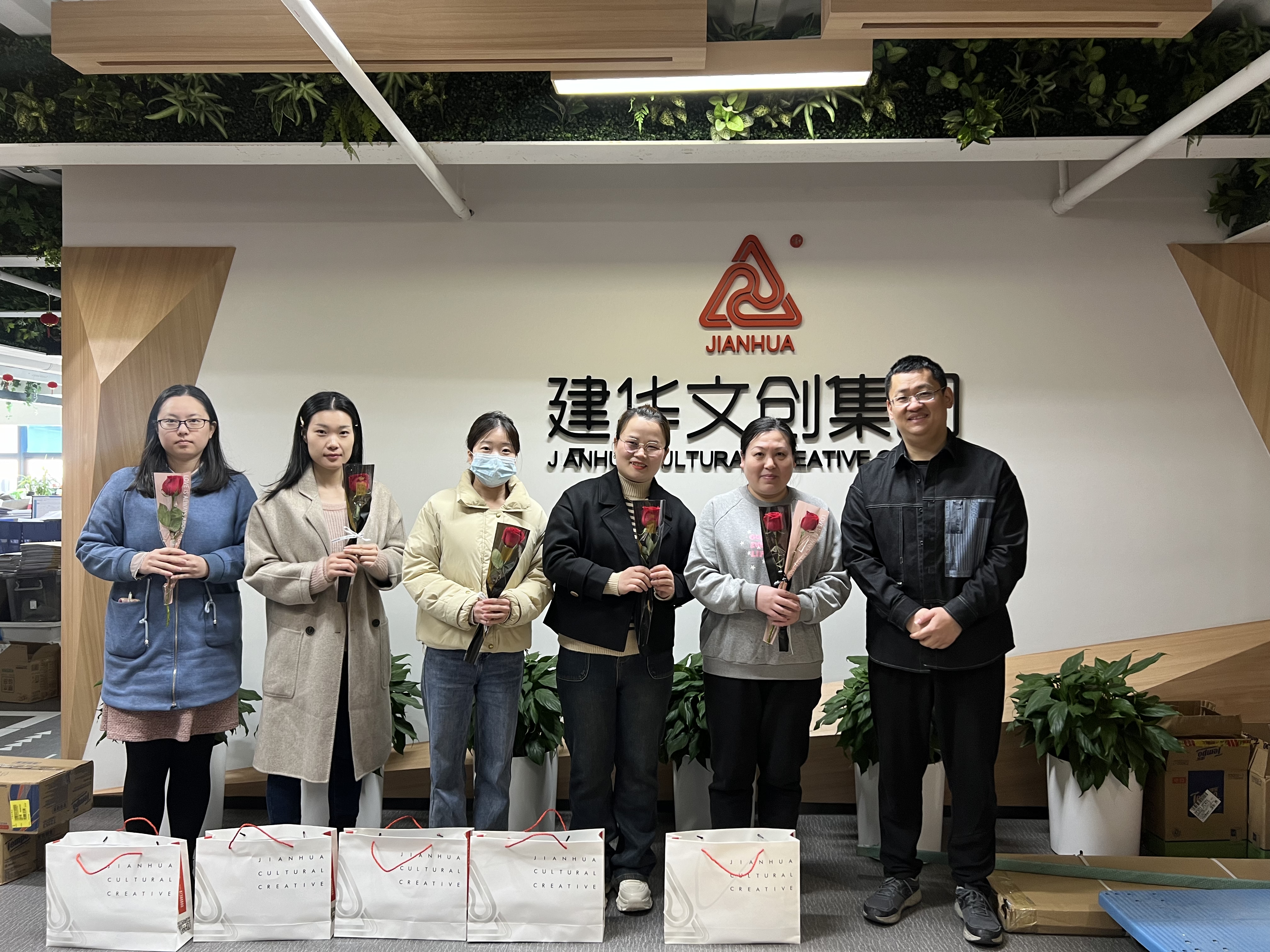 88858cc永利官网文创集团工会开展女神节慰问运动