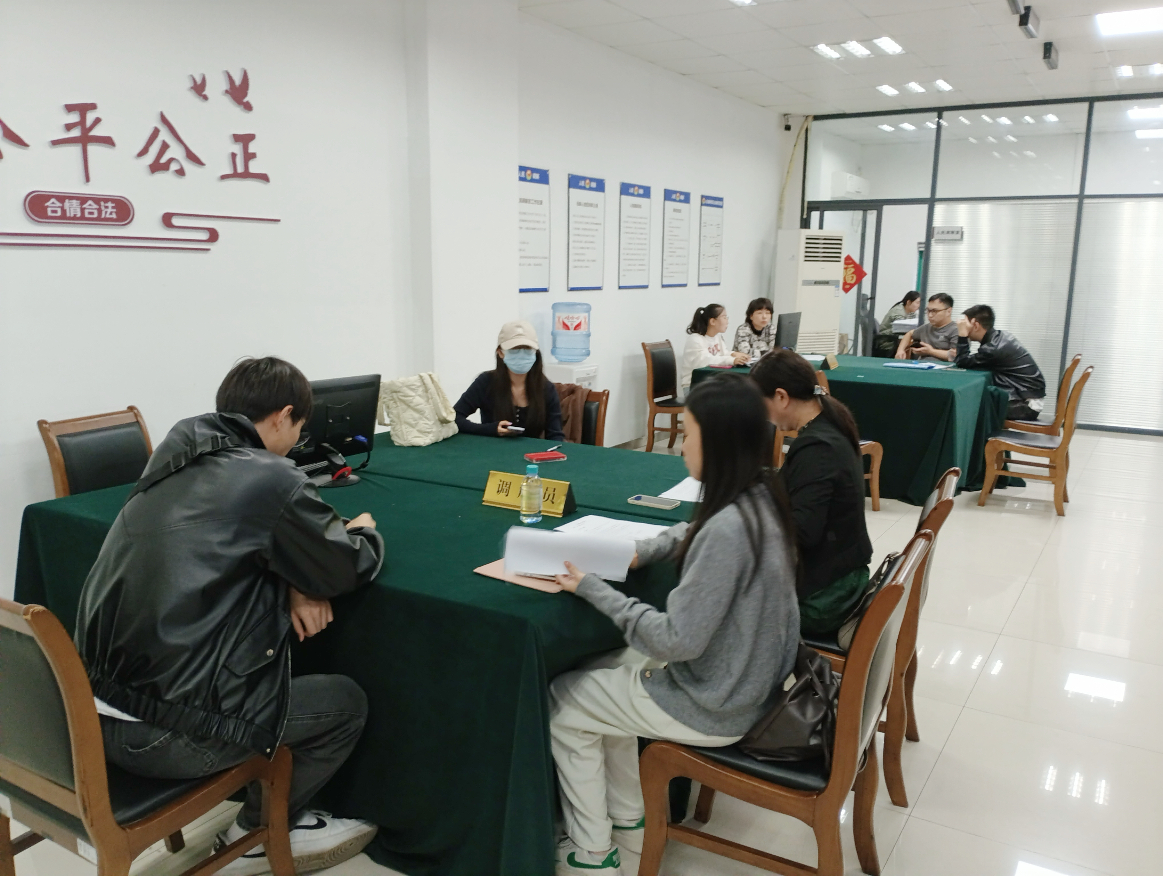 调解显温情，商业洪流中的信任与重生