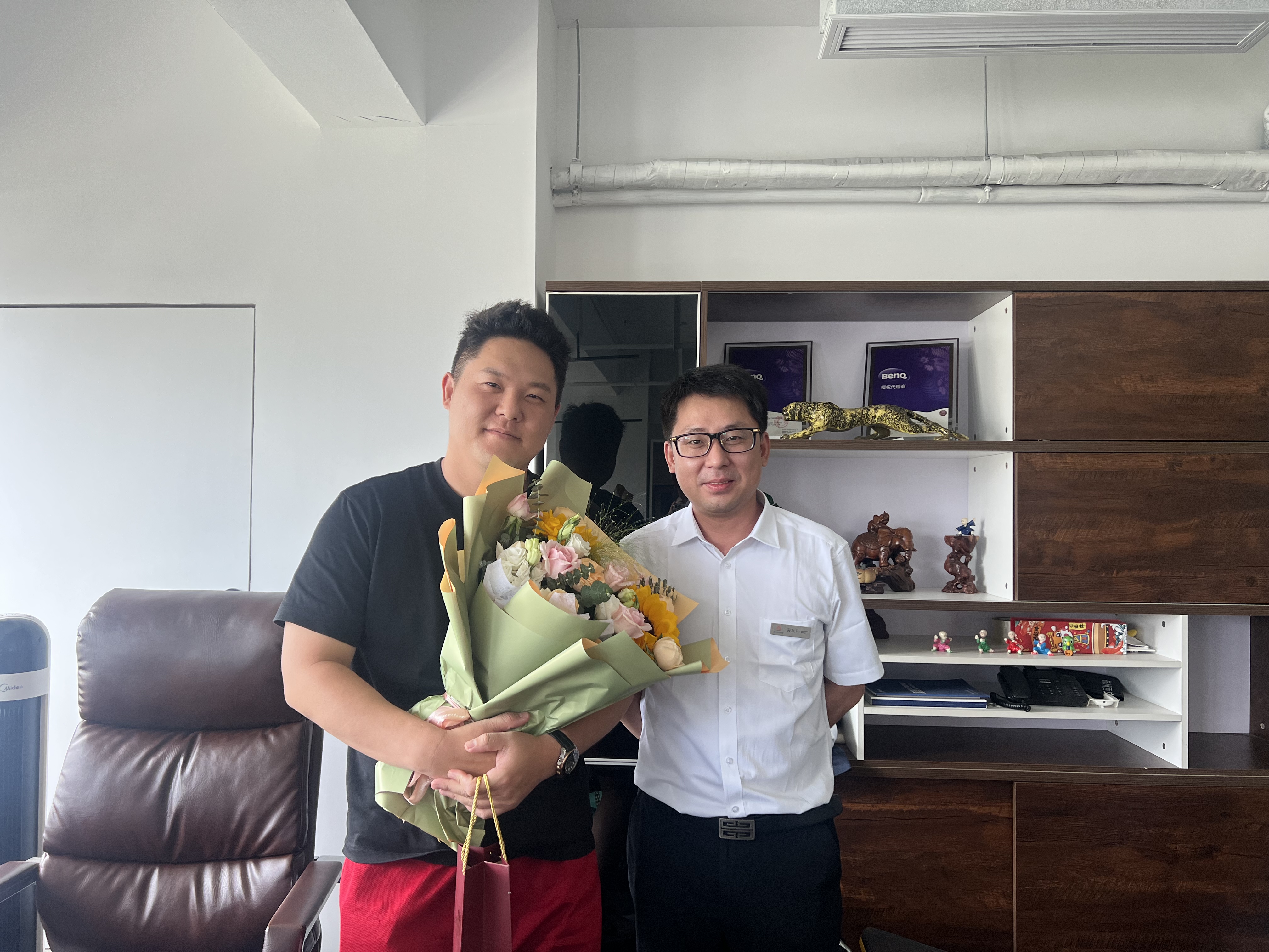 生日走访送祝福 问需效劳暖人心