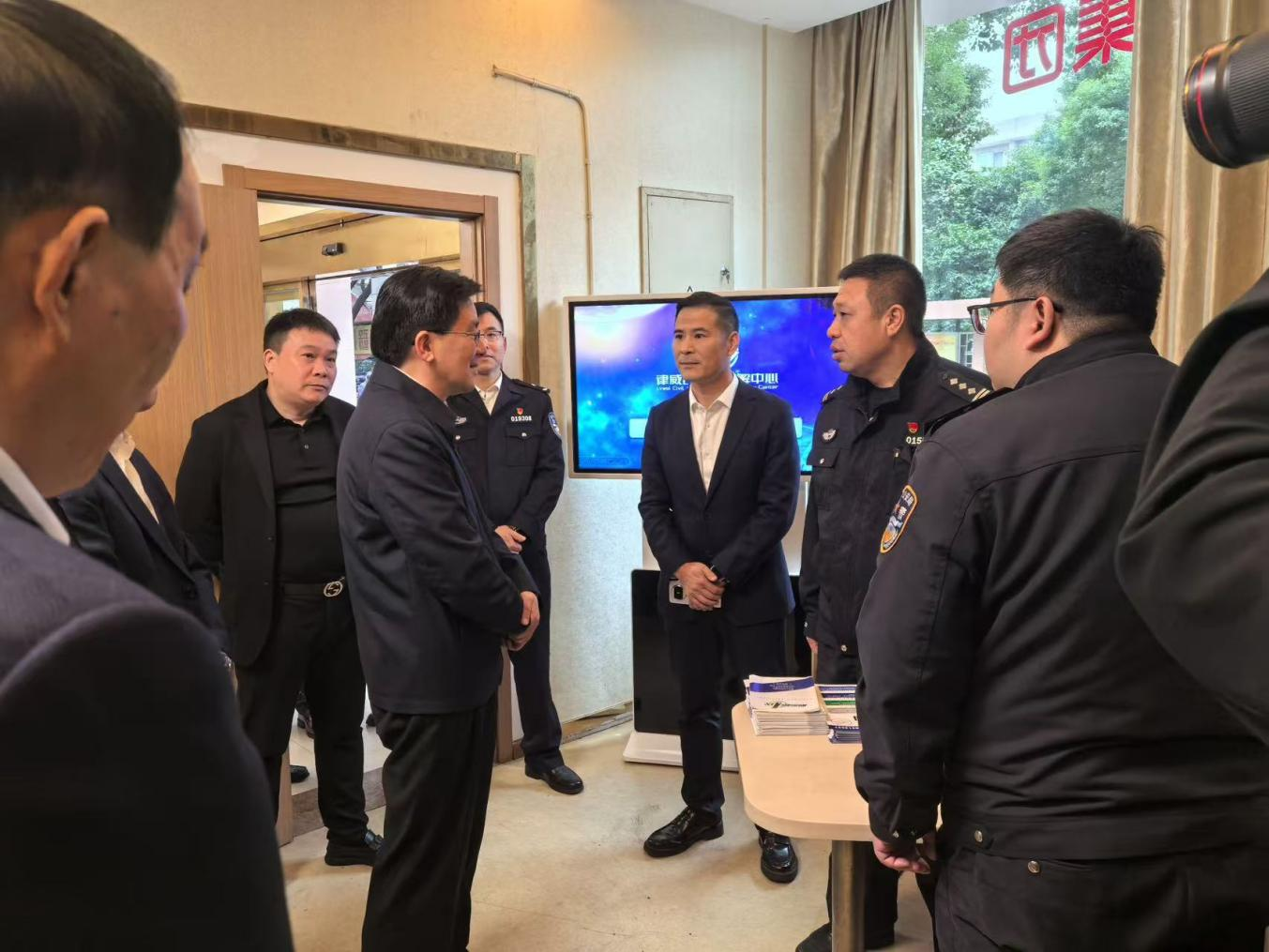 市委副书记、政法委书记马小秋赴88858cc永利官网五金市场调解事情站调研指导