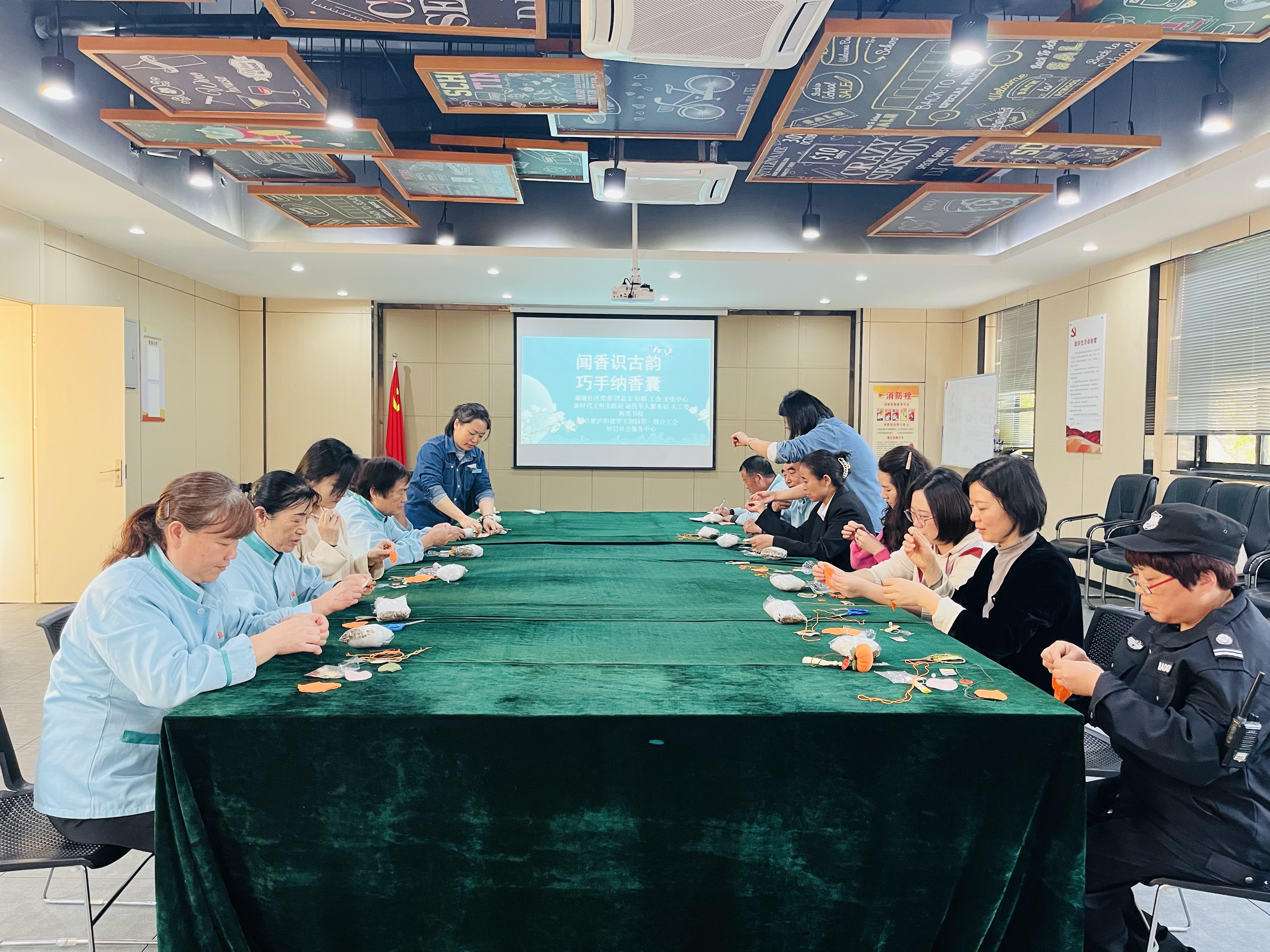 “闻香识古韵 巧手纳香囊”运动在庐阳88858cc永利官网文创园举行