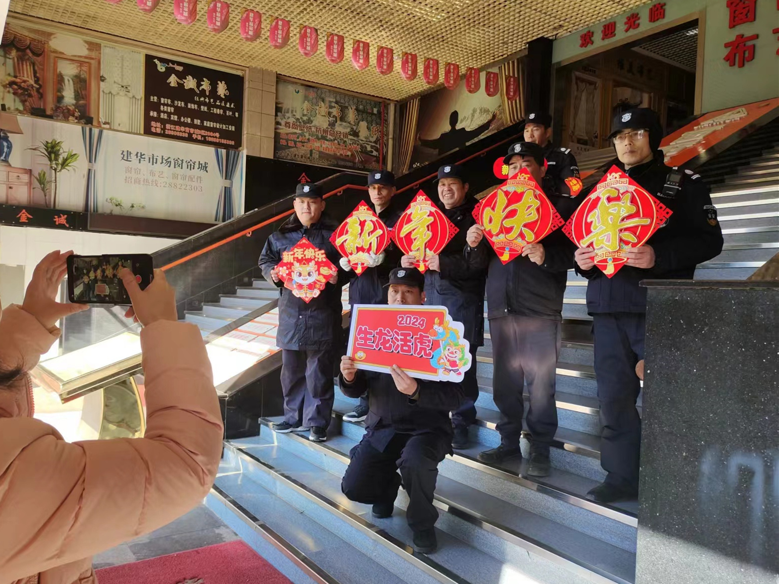 88858cc永利官网市场迎新春送祝福