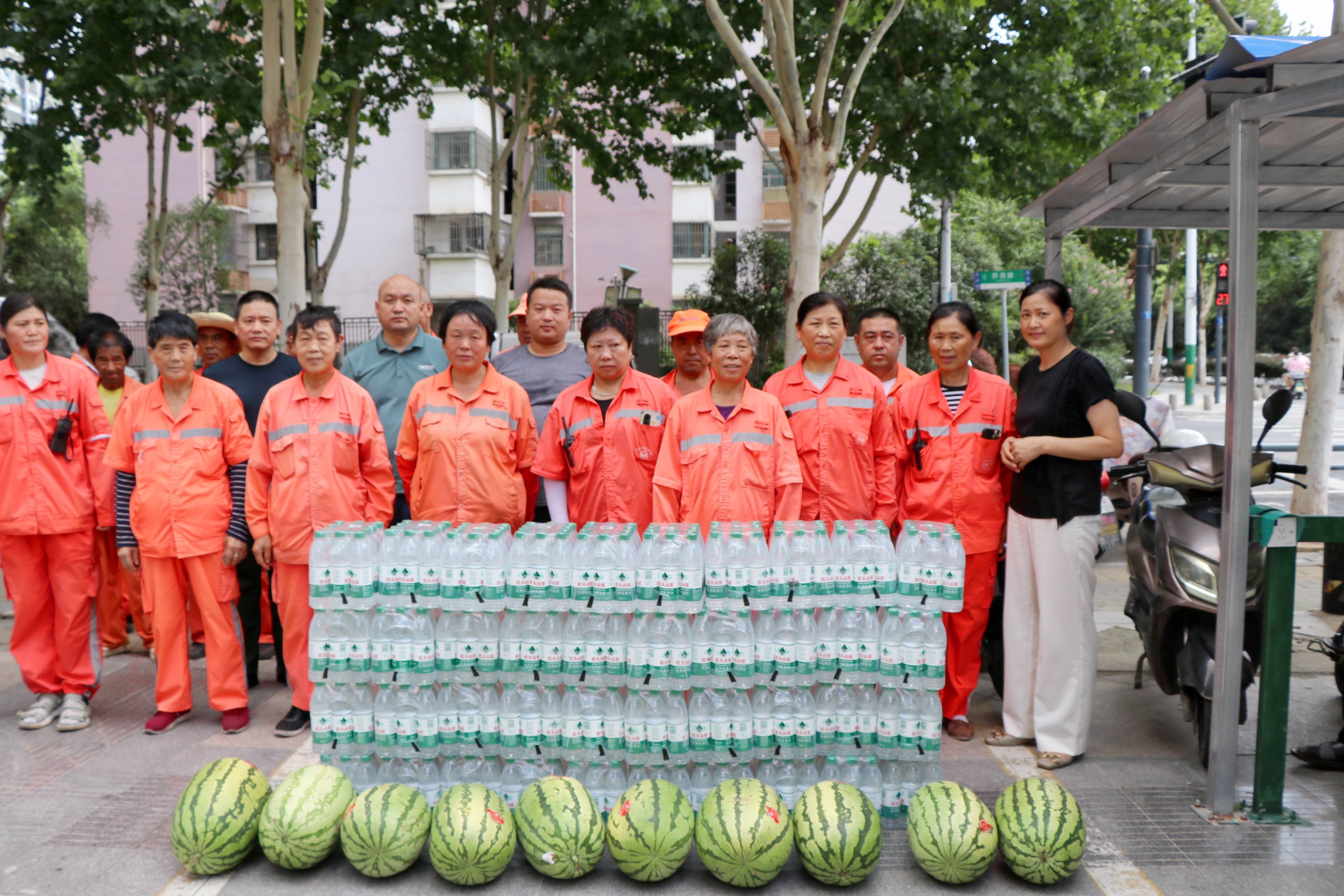 酷暑送清凉，关爱显继续——庐阳88858cc永利官网文创园携手爱心企业开展夏日送清凉运动