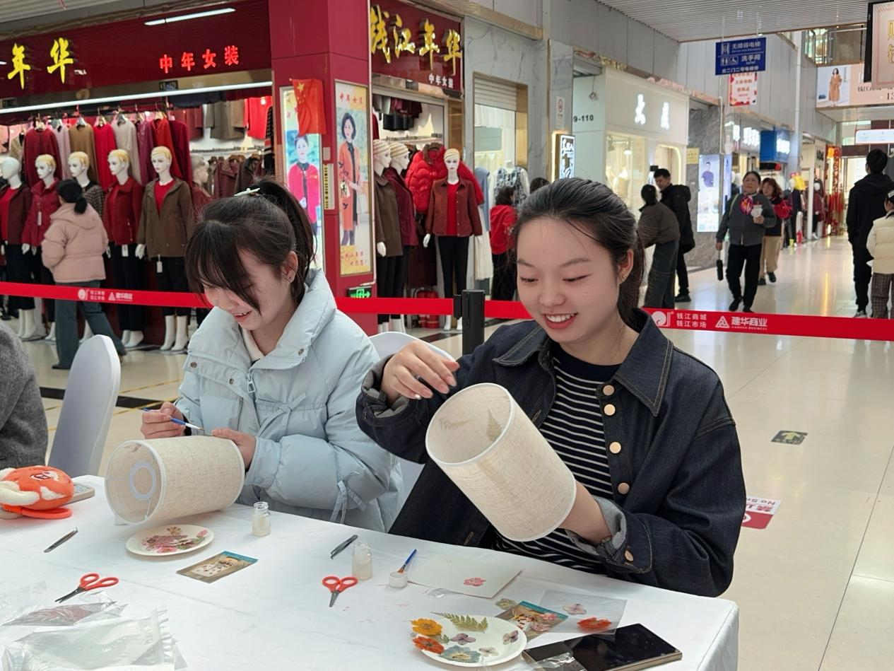 钱江商城三八节运动：花灯弄影 雅韵流光