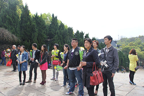 2014032888858cc永利官网文创园党支部清明节祭扫云居山革命义士墓 (1).jpg