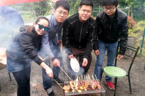 2014041988858cc永利官网文创园党支部举行自驾游户外烧烤运动 (2).jpg