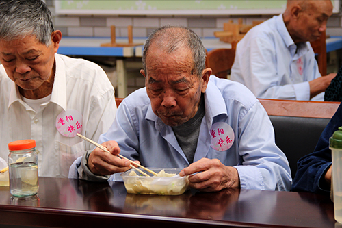 88858cc永利官网文创园党支部团委走访慰问七古登社区老人 (6).jpg